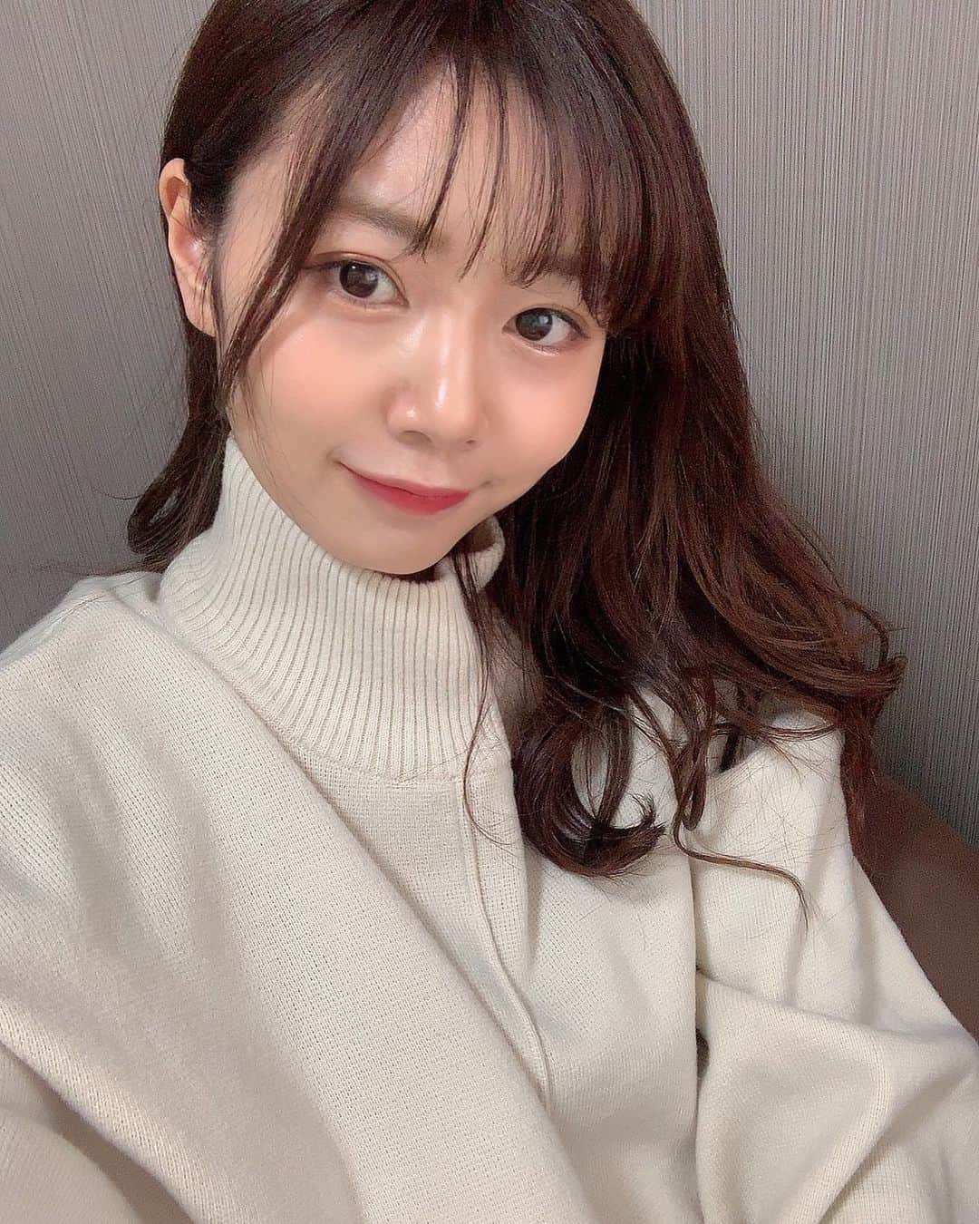 杉浦みずきのインスタグラム：「. 見取り図さんのyoutubeをひたすら見漁っている杉浦です おうち時間なにしてますか？ 家に一人のときはお笑いばっかりみてます笑 それか塊魂で地球上のもの巻き込んでます なんかはじめたい！！」