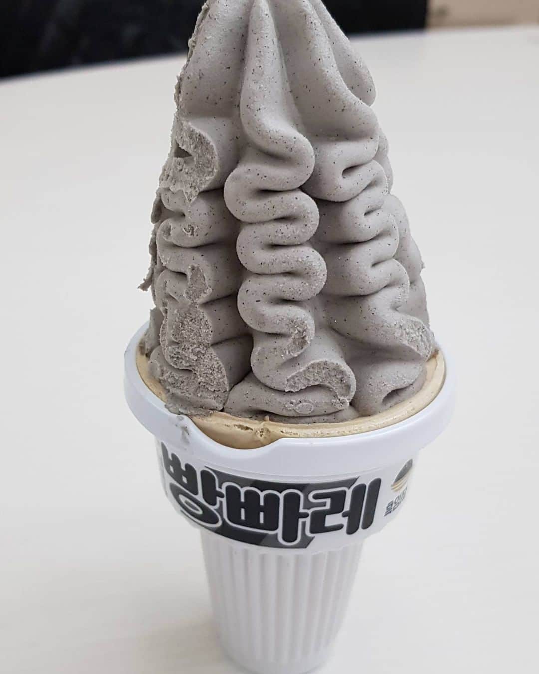 シアママのインスタグラム：「준수때문에 10만개 한정 판매로 만들어진  그 흑임자 빵빠레가 드디어 내손에 짠!~ㅎ  근데...정말 맛있네요! 별로달지않고 흑임자의 고소한맛이 입안에서 오래동안 남아있어서 더 먹고싶어지는...그래서 2개나 먹어버렸네요!~~ㅋ 많이 먹다가 살찌는건 스스로 책임지기!~~ㅋ」