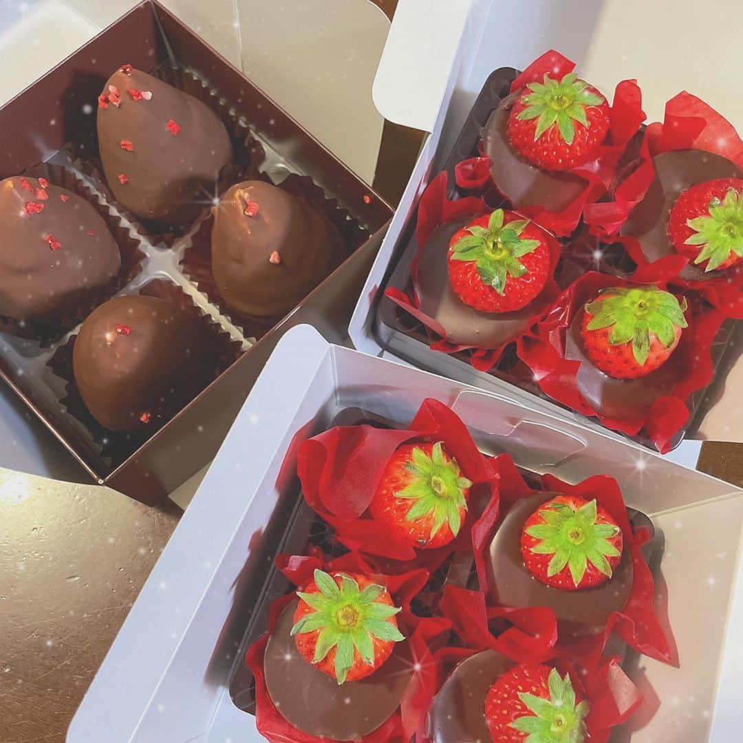 夏川愛実のインスタグラム：「﻿ 今年も…💗🍓﻿ ﻿ 去年は1人で並んだなあ、、、笑 今年はままが買ってきてくれましたん😋😋 ﻿ #オードリー#ロンシャンティ#アムールデュショコラ  #いちご#チョコ#バレンタイン  ﻿ ﻿ ﻿ ﻿」