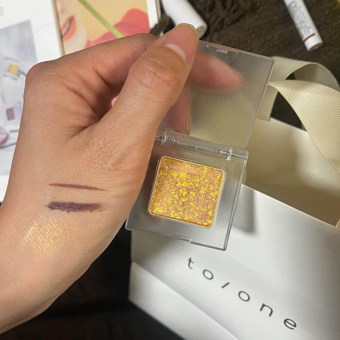 チアコマさんのインスタグラム写真 - (チアコマInstagram)「﻿ ﻿ to/one @toonecosmetics の﻿ 2021ssのアイシャドウと﻿ マスカラとアイライナーGET♡﻿ ﻿ 1/16からメイクアップキッチンで先行発売してて﻿ 1/22から全国発売してるよ♡﻿ ﻿ ﻿ ワタシが買った色はこれ⬇︎﻿ ♡ペタル アイシャドウ  32﻿ ♡ロング ラッシュ マスカラ02 ﻿ ♡リキッドアイライナー 05﻿ ﻿ アイシャドウはイエローとブラウンが混じってて﻿ 馴染みやすいカラー♡ラメも粒子がかなり細かいからギラギラ感なくて上品な感じ♡﻿ ﻿ マスカラもラメ入ってて抜け感めっちゃでる！﻿ この色味はパープル系やねんけど、ラメが細かくて少し赤目のラメで透明感めっちゃでる♡﻿ 実はオーガニックのマスカラはじめてto/neで買ってみたんやけど、to/neのこのマスカラはブラシが細かくてすっごい塗りやすかった！眉毛も同じ色でこれ塗るのにハマってる♡﻿ ﻿ アイライナー﻿ にじみにくくて描きやすい！色もマスカラとの相性よくてよかった♡﻿ ﻿ ﻿ #toone #トーン﻿ ﻿#organic #organiccosmetics #オーガニック　#オーガニックコスメ #オーガニック生活 #コスメ　#コスメ購入品 #コスメレポ #コスメ好き #コスメ購入品紹介  ﻿」1月17日 19時11分 - chia_koma