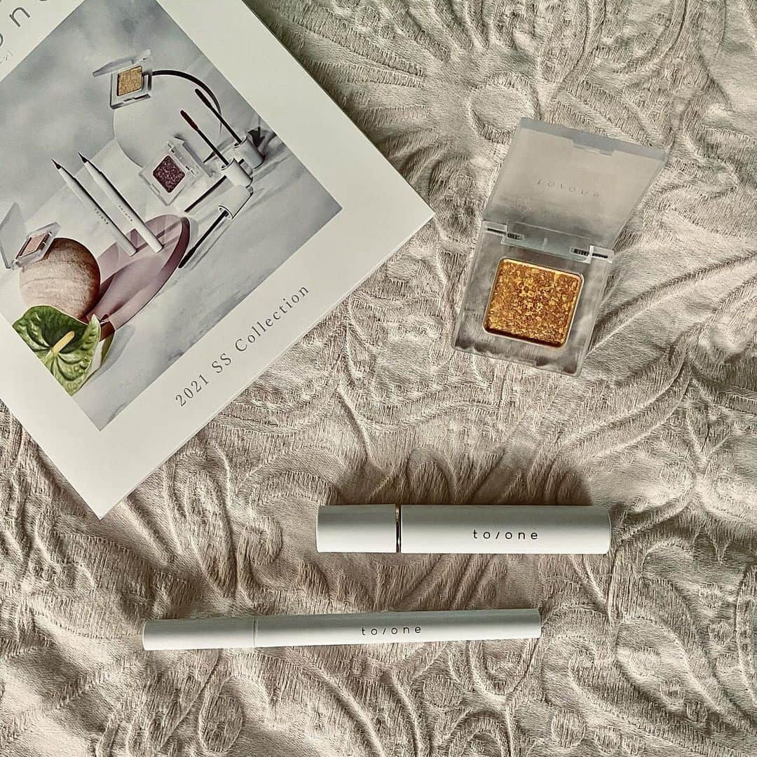 チアコマさんのインスタグラム写真 - (チアコマInstagram)「﻿ ﻿ to/one @toonecosmetics の﻿ 2021ssのアイシャドウと﻿ マスカラとアイライナーGET♡﻿ ﻿ 1/16からメイクアップキッチンで先行発売してて﻿ 1/22から全国発売してるよ♡﻿ ﻿ ﻿ ワタシが買った色はこれ⬇︎﻿ ♡ペタル アイシャドウ  32﻿ ♡ロング ラッシュ マスカラ02 ﻿ ♡リキッドアイライナー 05﻿ ﻿ アイシャドウはイエローとブラウンが混じってて﻿ 馴染みやすいカラー♡ラメも粒子がかなり細かいからギラギラ感なくて上品な感じ♡﻿ ﻿ マスカラもラメ入ってて抜け感めっちゃでる！﻿ この色味はパープル系やねんけど、ラメが細かくて少し赤目のラメで透明感めっちゃでる♡﻿ 実はオーガニックのマスカラはじめてto/neで買ってみたんやけど、to/neのこのマスカラはブラシが細かくてすっごい塗りやすかった！眉毛も同じ色でこれ塗るのにハマってる♡﻿ ﻿ アイライナー﻿ にじみにくくて描きやすい！色もマスカラとの相性よくてよかった♡﻿ ﻿ ﻿ #toone #トーン﻿ ﻿#organic #organiccosmetics #オーガニック　#オーガニックコスメ #オーガニック生活 #コスメ　#コスメ購入品 #コスメレポ #コスメ好き #コスメ購入品紹介  ﻿」1月17日 19時11分 - chia_koma