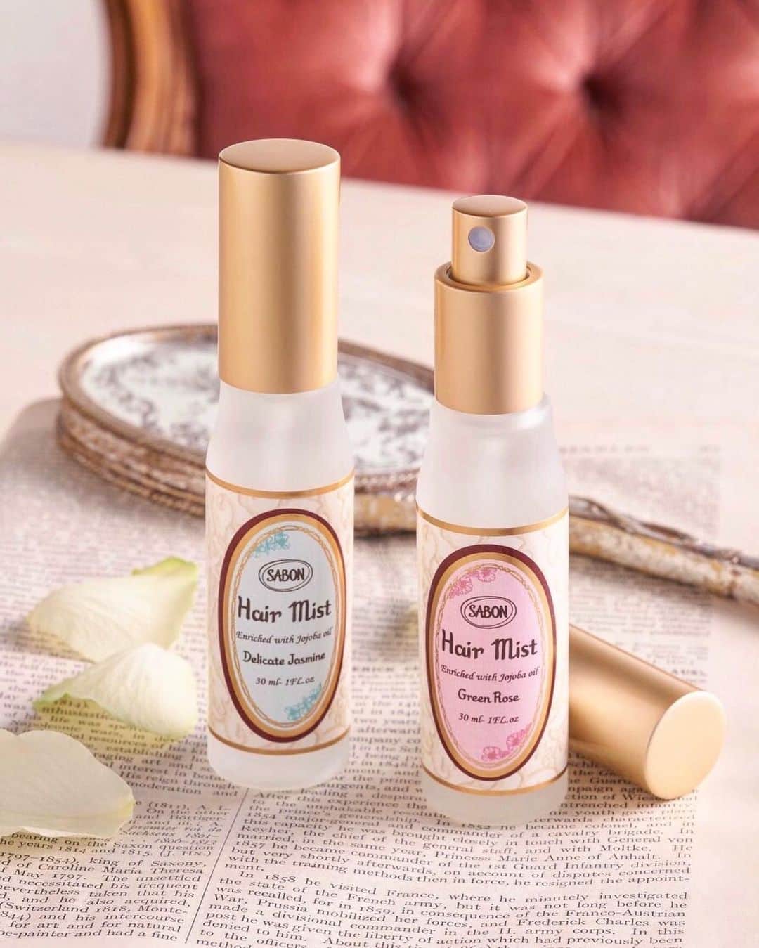 SABON Japanさんのインスタグラム写真 - (SABON JapanInstagram)「髪に香りと潤いのヴェイルをまとう"ヘアミスト"。 静電気防止効果*で乾燥などの環境ダメージから髪を守ります。 ホホバオイル**が髪を軽やかに潤し、髪がなびくたびに柔らかな香りがふんわりと広がります。 ﻿ 香りは、SABONで人気の高い上品で清々しいデリケート・ジャスミンと、﻿ 透明感あふれるフレッシュなグリーン・ローズの2種がラインナップ。﻿ ﻿ 携帯に便利な30mLのサイズはポーチに入れて持ち運んだり、ちょっとしたギフトにもおすすめです。﻿ ﻿ *ポリクオタニウム**ホホバ種子油﻿ ﻿ #sabon#haircare#サボン#ヘアケア#ヘアミスト#持ち運びコスメ#秋コスメ#ホホバオイル#環境ダメージ#静電気防止#サボンの香り#SABONの香り#ジャスミンの香り#デリケートジャスミン#グリーンローズ#ローズの香り#美髪#艶髪#ツヤ髪#コスメ#コスメ紹介#新作コスメ#サボンの新作#SABONのヘアケア#サボンのヘアケア#透明感#ポーチの中身#美容#香り#ビューティーザバイブル」1月17日 19時11分 - sabon_japan