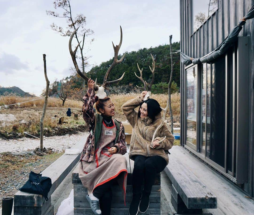 のインスタグラム：「2020年11月に行った石巻市の旅vlogをYouTubeにてアップ📸  初の石巻にでは鹿BBQから始まり 新米猟師まやもんによる 鹿講座もしていただき 生き物と生存する大切さを改めて覚えました🦌  松島の素敵な景色を眺めながら温泉に浸かり 美味しい牡蠣もたらふく食べ 少し足を伸ばし 秋保ワイナリーもお邪魔し 万華鏡美術館に癒され せり鍋を堪能✨  仙台にパワーをいただきまたいつか訪れたいです🍀  後半はメイクポーチを忘れずっとすっぴんですがお許しを。。」