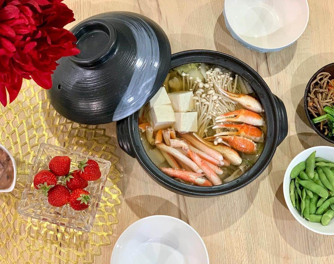 花田浩菜のインスタグラム：「またまた寒かった今日は、カニ鍋に🦀 お鍋って冬毎日でもいい！って思っちゃうくらい、本当に大好き😋 作るのも煮込むだけだから楽ちんだし、主婦の味方でしかない👍😂 公園でたくさん午前中は遊んだから、温まった〜💨 . . このカニ鍋は　@slcreations_official﻿ のもの🥰冷凍とは思えないクオリティで美味しくかつ手を抜きたい時にはほんと助けられています🥺🥺❤️たっぷりのカニで贅沢気分〜😋 年明けに引っ越してからバタバタすぎて、ようやく最近少しづつ生活も落ち着き始めたところなので、冷凍庫にストックしてあると本当〜に安心🥺🥺🥺🥺 . SL Creationsは化学的合成添加物も使用してないので﻿安心安全で子供のいる家庭にもオススメですよ😊❤️ . . #slcreations #安心安全 #冷凍食品 #無添加　#エスエルクリエーションズ #PR #おうち時間 #簡単時短﻿ #赤ちゃんのいる生活 #時短 #stayhome #2歳差育児 #兄妹ママ #時短家事 #おうちごはん #今日の夜ご飯 #l4l #happy #happydays」