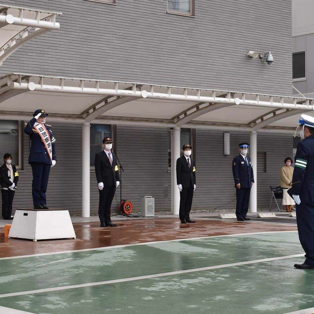 勝みなみさんのインスタグラム写真 - (勝みなみInstagram)「去る1月7日に、鹿児島西警察の「一日警察署長」をつとめさせていただきました！！✨また、「鹿児島西警察安全安心アンバサダー」にも任命されました！ 当日は、雪❄️がちらつく中、コロナ禍なので人数を減らし、消毒やディスタンスを保つなど、対策をとっての任命式でした。 鹿児島の皆さんの安全に少しでもお役に立てれば嬉しいです😊 #鹿児島 #鹿児島西警察署  #寒い中ありがとうございました🙏」1月17日 19時14分 - minami_katsu