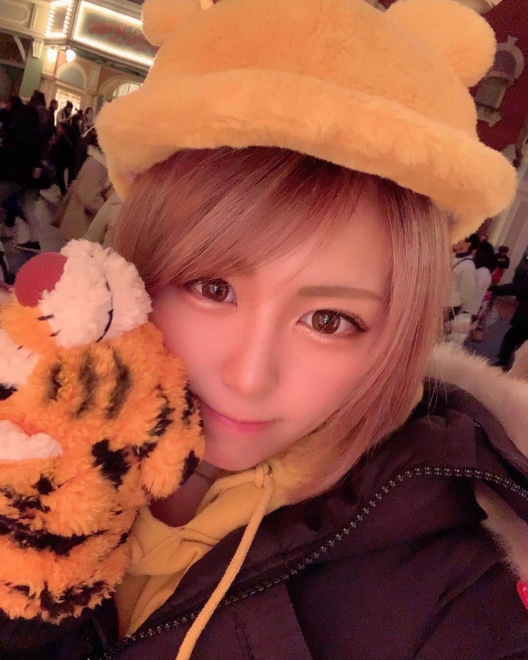 篠崎ゆうきのインスタグラム：「★  Disneyいきたいなー♡♡ コーヒーカップだけ乗りたい笑  寒い日が続きますが コロナに気をつけてくださーい 😃😁😙😄😙❤  #disney  #ディズニーランド #ミッキー #ミニー #ドナルド #デイジー #プーさん #ピグレット #ティガー  #コロナ早く終われー  #誰かデートしてくれー #笑笑 #篠崎ゆうき」