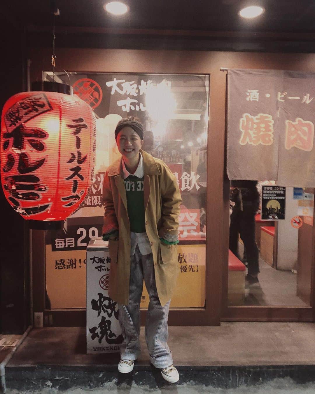 謝琦琦（Kiki）のインスタグラム：「「有車來我是不會告訴你的喔」 帶著燦笑對站在馬路中間幫我拍照的兔美這樣說 我真是一個邪惡的人啊😈  外套.鏈條襯衫.褲子/ @no.11official  綠色上衣/ @off____white  鞋/ @converse_taiwan」