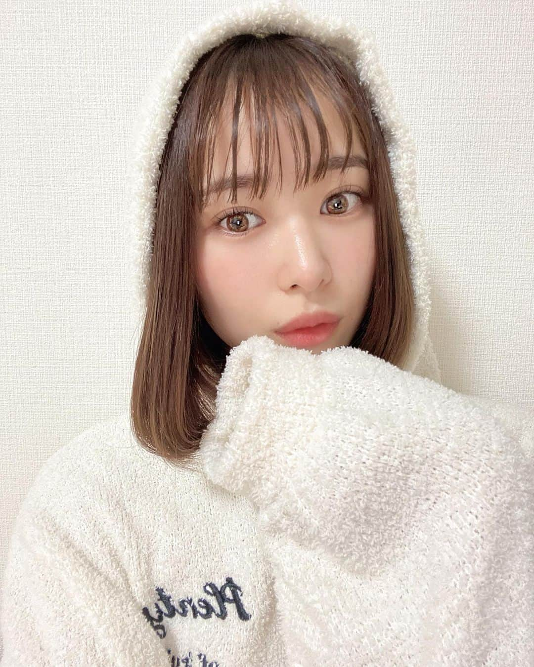 泉玲菜さんのインスタグラム写真 - (泉玲菜Instagram)「. ハーフカラコンしてみた👁📸❄️ . . . #ハーフカラコン #カラコン #茶色 #明るめ  #部屋着 #モコモコ #白ニット #ワンピース #オシャレさんと繋がりたい #ボブ巻き  #美容好きな人と繋がりたい #ナチュラル」1月17日 19時20分 - _reina.0214