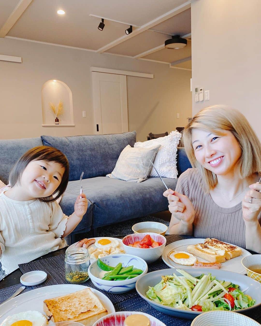 吉田ちかのインスタグラム：「Hope you guys had a nice Sunday!﻿ ﻿ During the week it’s hard to make time to sit down and have breakfast as a family - I usually make something quick for Pudding and Osaru-san and I willl skip breakfast sometimes even lunch (not good).﻿ ﻿ So Sunday has become our day to sit down together and enjoy the most important meal of the day! ﻿ ﻿ Spending so much time at home now, I’ve been really into making special occasions for days of the week! Friday ice cream day, Saturday pizza night, Sunday breakfast together day, oh and princess Wednesday where Pudding wears her Ana dress to school - I had to make it a special day so she wouldn’t wear it every single day lol this actually works! ﻿ ﻿ Do you guys have a 〇〇 day? or one that you think would be cool to have? Oh, Karaoke night is one we need to add! ﻿ ﻿ 平日はなかなか家族揃って朝ごはんを食べることがなく、プリンに簡単に何かを作って、私とおさるさんはやらないといけないことに追われて朝ごはんも昼ごはんもまともに食べないこともよくあります😅﻿ ﻿ だから、日曜日ぐらいはみんな揃って朝ごはんを！と思っています👍 (なぜか変顔対決が始まり、最後は結構頑張ったのに全然見てもらえてないと言う😓) ﻿ ﻿ 家にいることが多くなってから、曜日ごとに特別なアクティビティを決めるのにはハマってます！金曜日は、アイスクリームデーとか、土曜日はピザナイト、そして日曜日は、ブランチデー！(あ、水曜日はPrincess Wednesdayでプリンがアナのドレスでスクールに行きます👗毎日着ないように曜日を決めました🤣 ) ﻿ ﻿ 皆さんは〇〇デーとか決めてますか？こういう〇〇デーがあったら楽しいかも！など、アイディアシェアしてください💡あ、家でカラオケナイトとかいいかも🎤﻿ ﻿ 先ほど新しい動画をアップしました！プリンと英語を話しながらクッキー作り☆」
