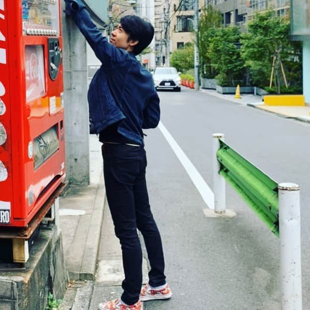 田淵裕章のインスタグラム：「私の身長は、186㎝。 上段のボタンを押すのはなかなか大変です。 ミステリーです😱  #田淵裕章 #自動販売機」