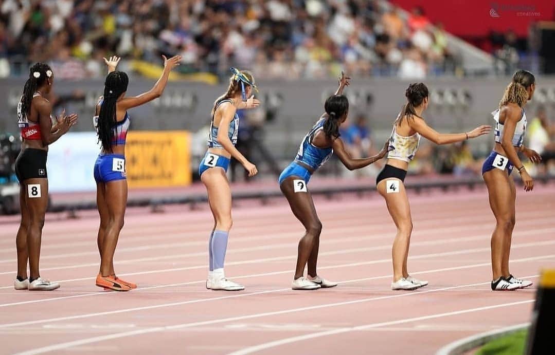 Camille LAUSのインスタグラム：「Missing this feeling ! Impatiently waiting in the exchange zone for my teammate @pauliencouckuyt to give me the baton 😍   #belgiancheetahs #4x400relay #doha19 #roadtotokyo   Photo 1 @runningcreatives  Photo 2 PhotoNews」