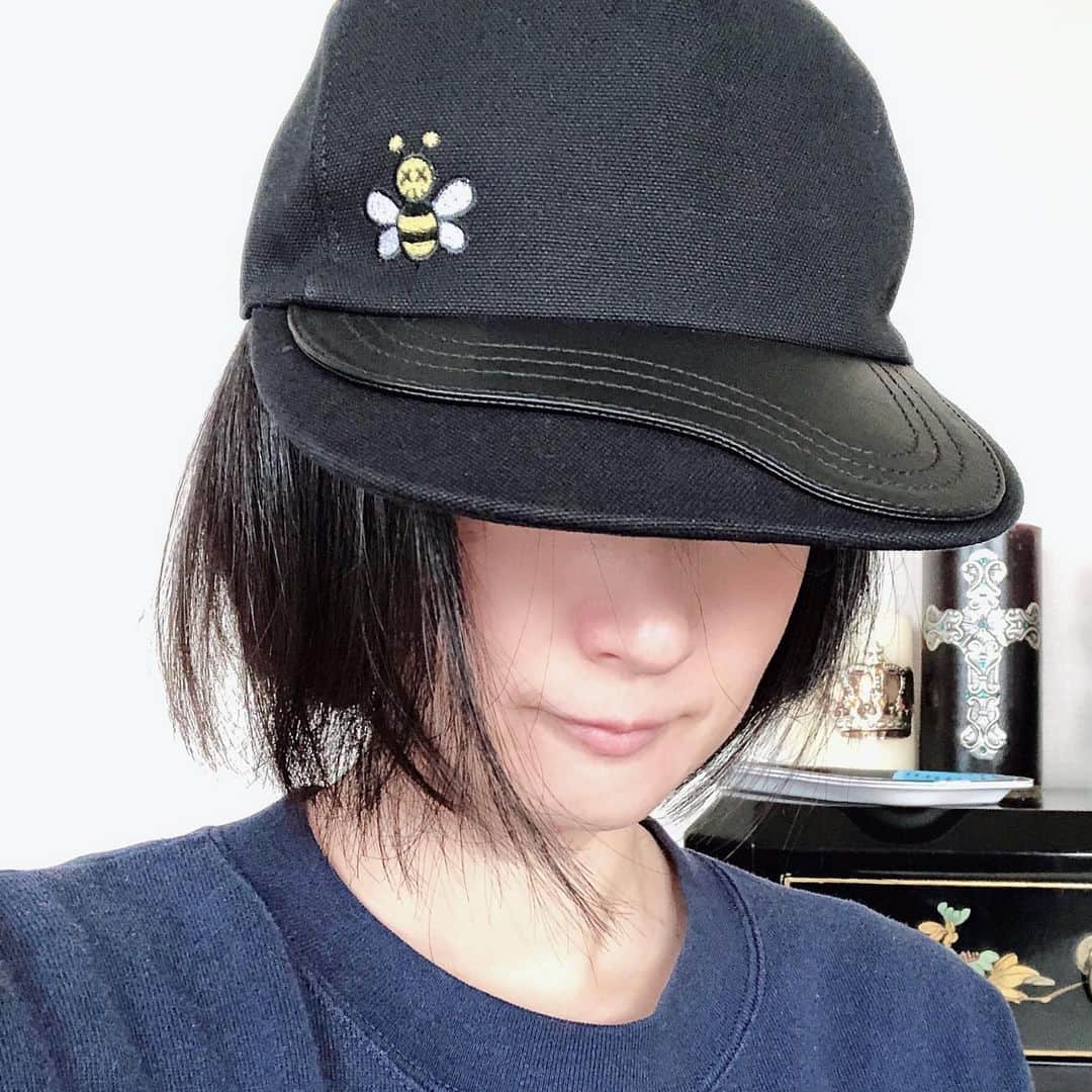 千秋さんのインスタグラム写真 - (千秋Instagram)「ボロボロの服とピカピカの帽子。 みつばちは好きなモチーフのひとつです🐝bee  わたしが高校生の時、3年間やっていた女の子バンド名は『Bee』、 ソロデビュー曲も『Bee』🐝  🧢 @dior」1月17日 19時25分 - chiaki77777