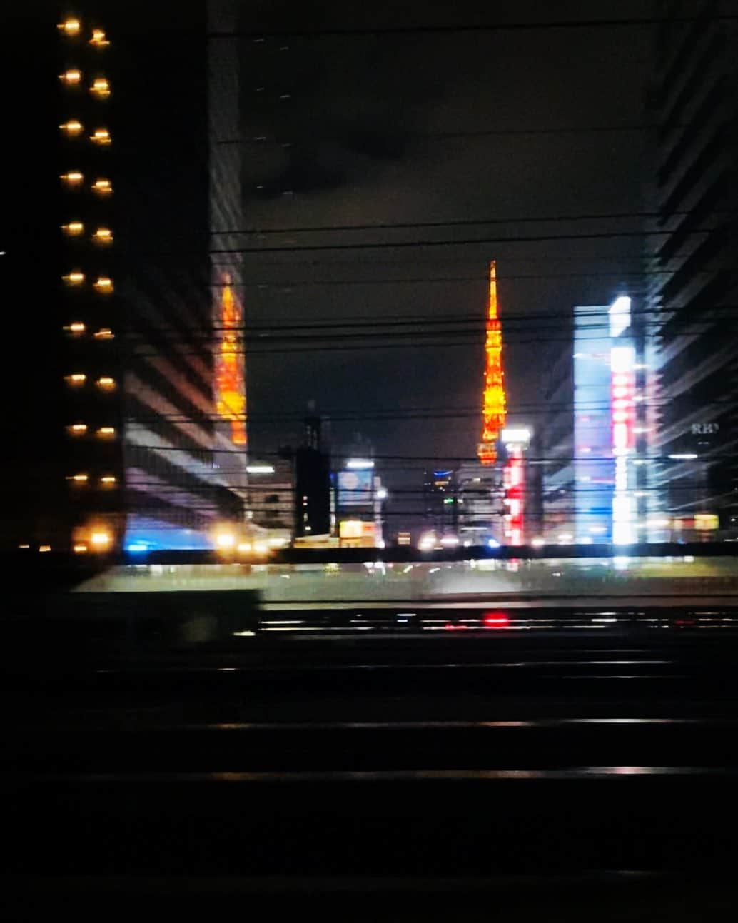 西川忠志さんのインスタグラム写真 - (西川忠志Instagram)「東京タワー  東京グランド花月 吉本新喜劇 酒井藍座長作品 無事に千穐楽を迎えさせていただきました。  ご来場頂きましたお客様 本当に本当にありがとうございました🙇‍♂️ 心より感謝を申し上げます。  そして只今、帰りの新幹線車内です。  #東京タワー #🗼 を撮りましたら なんと！もうひとつ東京タワーが😳‼️  ビルの側面に写ったのですね⭐️😊‼️ 凄い‼️と、ひとりテンション上がっております😅  東京ツインタワー⁉️ ということにいたしましょう😅  では大阪へ帰ります😊  #吉本新喜劇   #西川忠志   #感謝」1月17日 19時28分 - nishikawa_tada