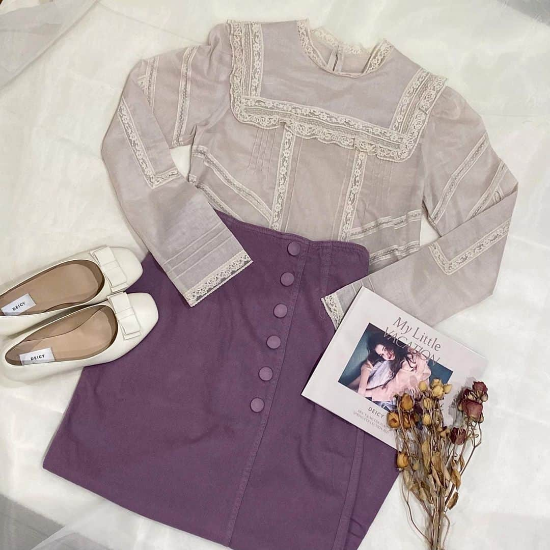 デイシーさんのインスタグラム写真 - (デイシーInstagram)「ivory×lavender 🤍  セーラーカラーや繊細なレースが可愛い クラシカルな雰囲気のブラウス🥀♡  ✔︎お電話にて代引き通販も承っております。 1/31まで¥5,000(税込)以上お買上げで 送料・手数料を無料でご利用いただけます♡  ☎︎﻿03-3971-8752  _______information_______  【DEICY池袋PARCO店短縮営業のお知らせ】  DEICY池袋店では、政府の緊急事態宣言に伴い、当面の間下記の通り営業時間の変更をいたします。  11:00〜20:00 ﻿  ■お客様に安心して﻿ お買物をしていただけるよう、﻿ 新型コロナウィルス感染拡大防止策を﻿ 講じた上で営業いたします。﻿  ご来店いただくお客様には﻿ ご不便をおかけすることもございますが、﻿ 何卒ご理解・ご協力を賜りますよう﻿ 心よりお願い申し上げます。  DEICY池袋店  ﻿.  #deicy #mecouture #deicyikebukuro  #parco #ikebukuro #winter #spring #blouse #skirt #lavender #デイシー #ミークチュール #春コーデ #ブラウス #レース #セーラーカラー #アイボリー #オフベージュ #ラベンダー #タイトスカート #セール #パンプス #プレスプリング  @parco_ikebukuro_official @deicy_official」1月17日 19時28分 - deicy_official