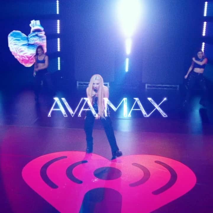 のインスタグラム：「【Ava Max】 アルバムの国内盤がリリースされたばかりのAva Max❤️最新曲『My Head & My Heart』のライブ・パフォーマンスビデオが公開に😍」