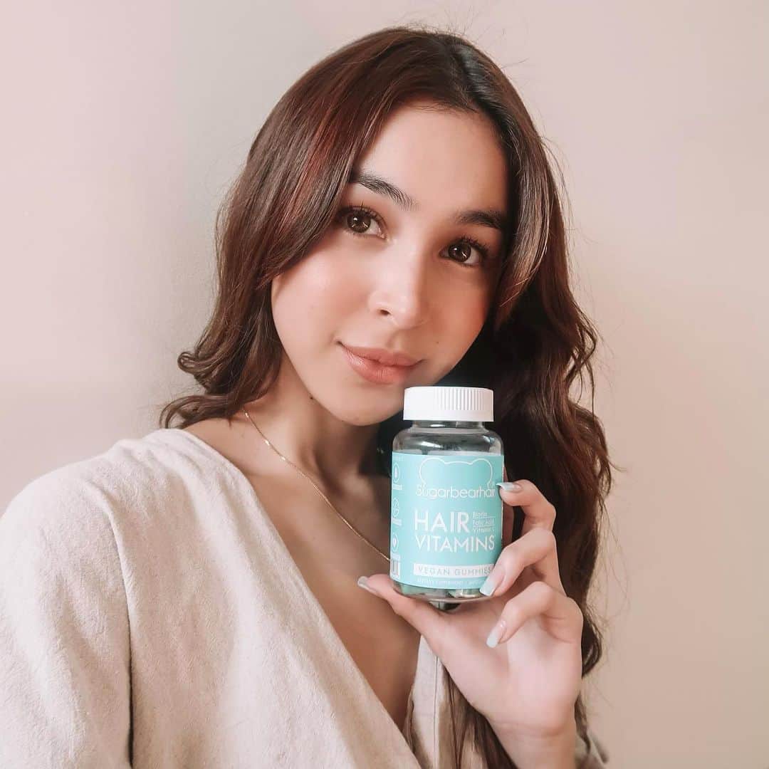 ジュリア バレットのインスタグラム：「Hi everyone! Now that the holidays are over and all of us are back to work, I'm glad to have my @sugarbearhair vitamins with me not only to support my hair but also to help boost my immune system - which is a very important factor especially nowadays. If you haven't gotten your SugarbearHair vitamins, simply check my story and swipe up to shop!  #sugarbearhair  #ad」