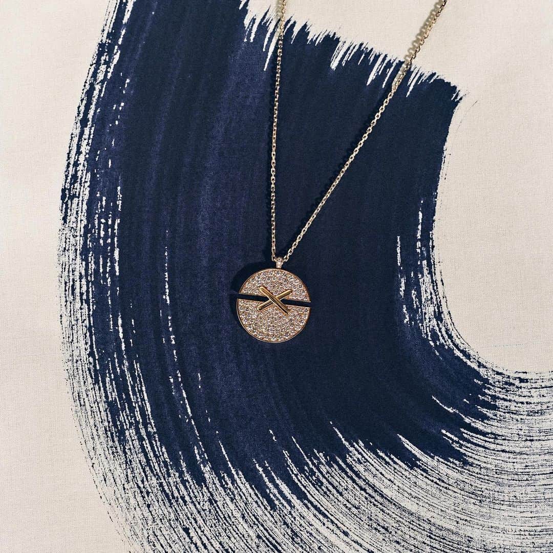 Chaumetさんのインスタグラム写真 - (ChaumetInstagram)「Entirely paved with brilliant-cut diamonds, the two asymmetrical parts of our Jeux de Liens Harmony medallion are brought together by highly symbolic crossed links. A precious allusion to the bonds uniting those who love each other.  #Chaumet #StoriesofLiens #ChaumetLiens #JeuxdeLiens」1月17日 19時38分 - chaumetofficial