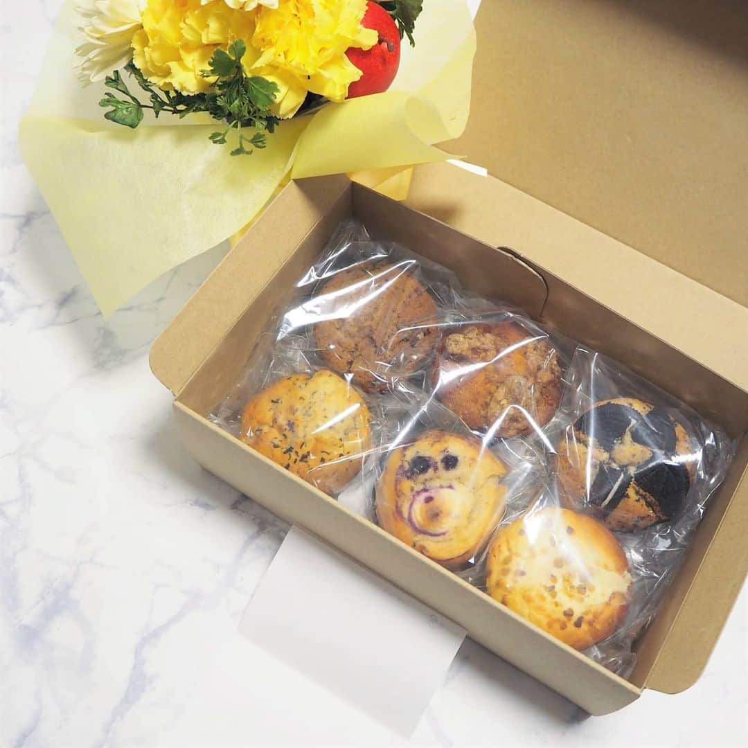 Kuboi Ayumiさんのインスタグラム写真 - (Kuboi AyumiInstagram)「今日のおうちおやつ。  サンフランシスコケーブルカーコーヒー（@cablecar_coffee）からお取り寄せしました。 厳選した素材を使っていて、季節の素材を活かしたマフィン。  クリームサンドクッキーがトッピングされていて見た目もかわいいクッキークラッシュ バニラや、濃厚なクリームチーズとブルーベリーたっぷりのブルーベリークリームチーズなど どれもおいしくて、おやつにぴったりでした。  しっとりしていて、パサつきがなかったので、娘たちもペロリ。 お店の手作りで、どれも甘さは控えめだったので、朝食にもおすすめですよ。  他にも定番のマフィンや季節限定マフィンなど種類も豊富なので サイトでチェックしてみてくださいね。  手土産やギフトにも丁度よいマフィンなので、全種類制覇したい！！！  #おうちごはん  #おうち時間 #おうちおやつ #おうちカフェ #お取り寄せ #お取り寄せグルメ #お取り寄せスイーツ #cablecarcoffee #マフィン #マフィン愛好家  #コーヒー #コーヒーのある暮らし #コーヒー好きな人と繋がりたい  #スイーツ好きな人と繋がりたい #カフェ巡り #カフェ好きな人と繋がりたい」1月17日 19時39分 - himekagami