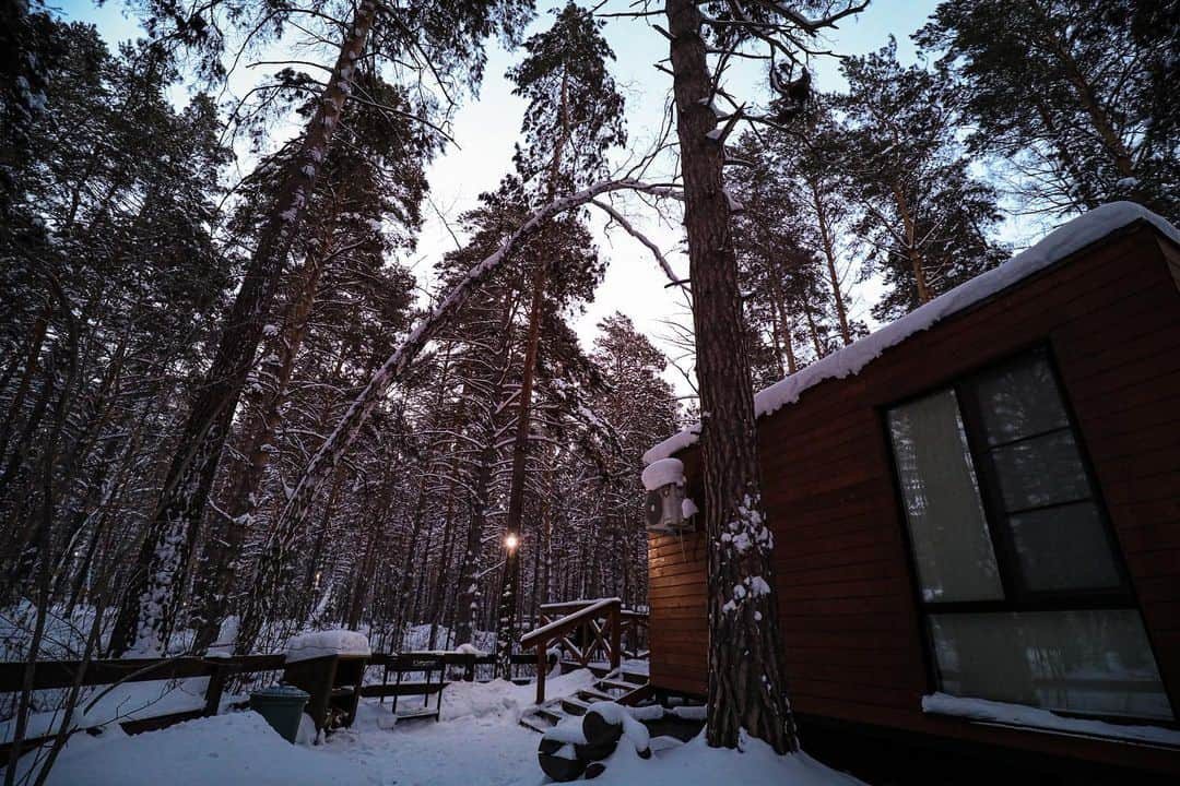 ドミトリー・ソロビエフのインスタグラム：「Русская зима❄️ Выходные заканчиваются, но ещё весь день впереди😎 За городом сейчас, конечно, хорошо👍🏽  Какие планы на сегодня ?🧐  #ДмитрийСоловьев #Соловьев #Природа #Домик #ДомикВЛесу #Баня #РусскаяБаня #Снег #Зима #ЗагородныйДом #КрасивыйВид #Canon #CanonPhotography #CanonRussia #Canon5DMarkIV #❄️」