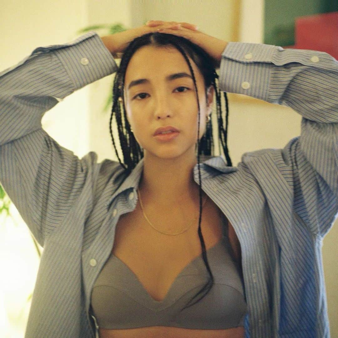大橋リナのインスタグラム：「一番に肌に触れるものは リラックス出来る ワイヤレスなデザインが 肌に心地よくってノンストレス🌼  @hm から 新しくお気に入りしたアンダーウェアは 植物由来のセル ロースから作られた、 テンセルは再生可能な天然素材だから なおかつ安心。  自分にも、環境にも優しい🌿  #hm #hmxme #ワイヤレスブラ」