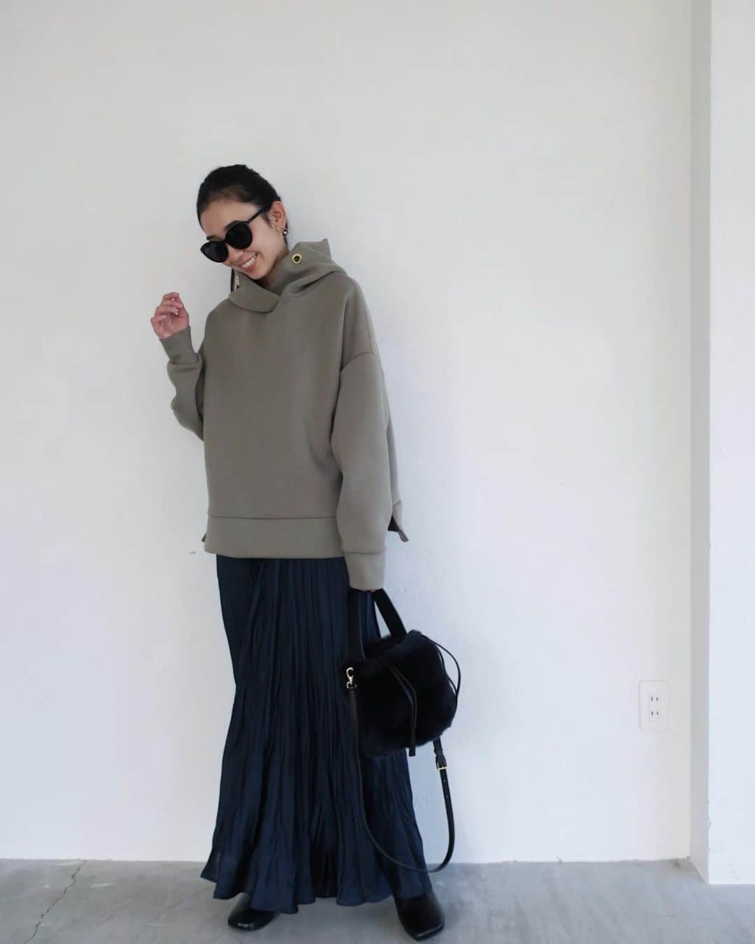 鈴木詩織のインスタグラム：「やっぱりこのフーディかわいい♡ スカート合わせにしてみました😉  フーディは @damefrank_official で明日の10:00まで再受注予約販売をしてます✔︎ 私のオススメはカーキとベージュ。  tops / @damefrank_official  skirt / @zara  bag / @unitedarrows_official  ﻿ ﻿  #コーデ部#コーデ日記#162cmコーデ#フーディ#パーカーコーデ#ボンディングフーディ#プリーツスカート#ファーバッグ#ザラ#ZARA#damefrank#ダムフランク#ユナイテッドアローズ」