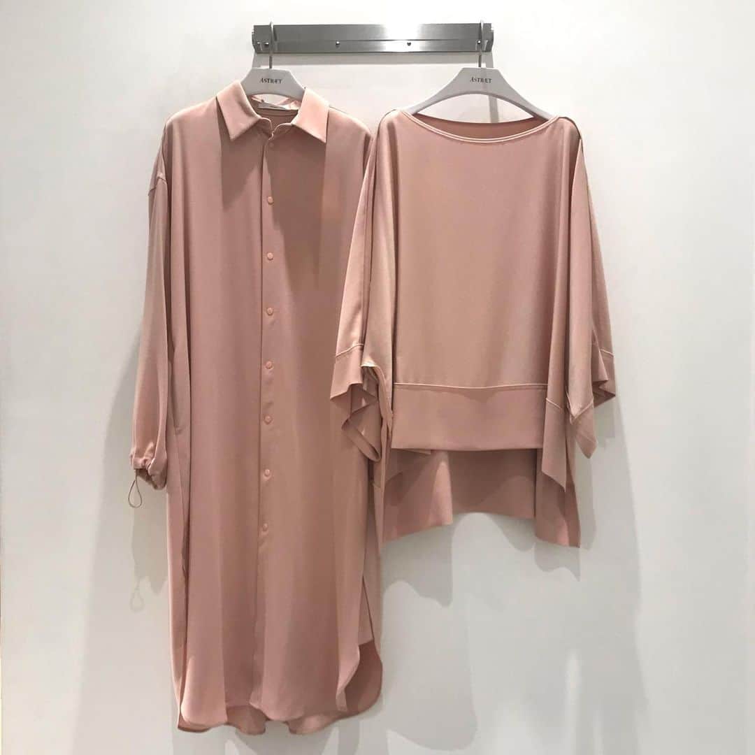 アストラットさんのインスタグラム写真 - (アストラットInstagram)「Long shirt 27,500yen Blouse 19,800yen  Sleeveless dress 23,100yen / ASTRAET #ASTRAET #アストラット」1月17日 19時37分 - astraet_jp
