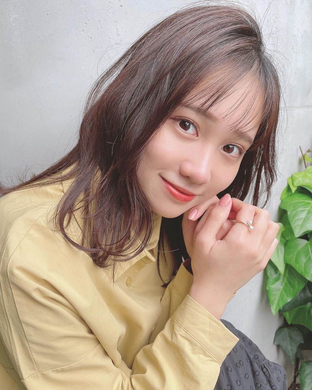 生形由佳のインスタグラム：「皆さん、おうち時間はどう過ごされていますか？🌱  私は冬休みが終わり、課題や就活に追われる日々ですが、、、🤧  @pdc_jp さんの #ピーエイチバランサー で忙しい朝も疲れきった夜もきちんとスキンケアしています✨  なんと、この1本で５つの役割！ 化粧水、美容液、乳液、オイル、クリームが シュッとひと吹きで完了しちゃうんです🥺  乾燥による敏感肌にも使えてこの季節は特にありがたいです。。✨ お肌と同じ弱酸性のミストでお肌のコンディションを整えてくれますよ🌼  そしてほんのりハーバルアロマの香りに癒されます〜☺️  #PR #pdc #phバランサー #ピーエイチバランサー #オールワンミスト #バランスシャワーミスト #pr #プチプラ #コスメ #スキンケア #化粧水 #美容液 #乳液 #クリーム #コスメ垢 #メイクアップ   #ヘアアレンジ #ヘアスタイル #ミディアムヘア #ヘア #ヘアモデル #サロンモデル」