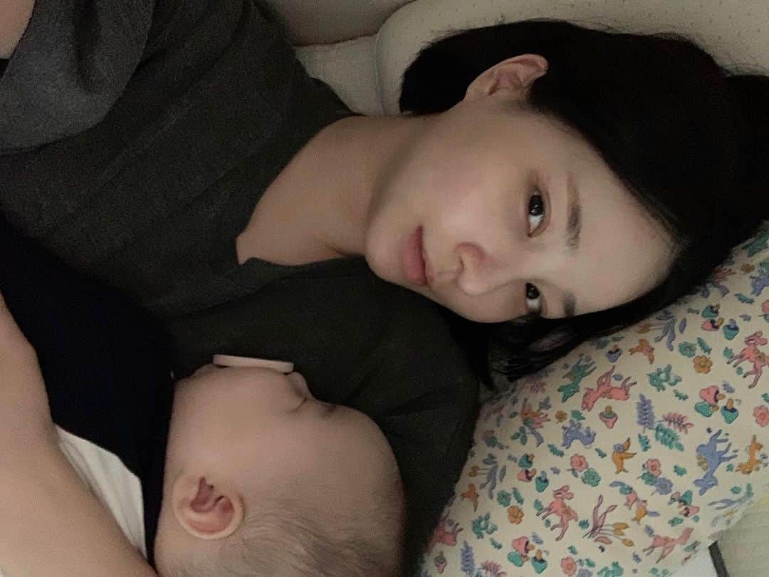 カン・ヘヨンさんのインスタグラム写真 - (カン・ヘヨンInstagram)「+180👶🏻💛  크고 소중한 빼꼼이🐽 드디어 6개월 진입! 11kg 달성! 빼꼼이는 신생아때부터 엄마 가슴팍위에 재웠더니 아직도 이렇게 자는걸 제일 좋아해용.  소중한 쌀 한가마니를 얹혀두고 누워있는건.. 💦숨이 막히는 일이지만ㅋㅋㅋㅋㅋㅋㅋㅋ자는 모습 보고있음 너무 행복해서 봐줍니다😌이제는 안으면 커가지고 삐죽삐죽 튀어 나오지만 그래도 아직 6개월밖에 안된 응애응애 애기랍니다🥰   #육아스타그램 #육아일상 #아들스타그램 #쥐띠아기」1月17日 19時38分 - mangdoo_noona