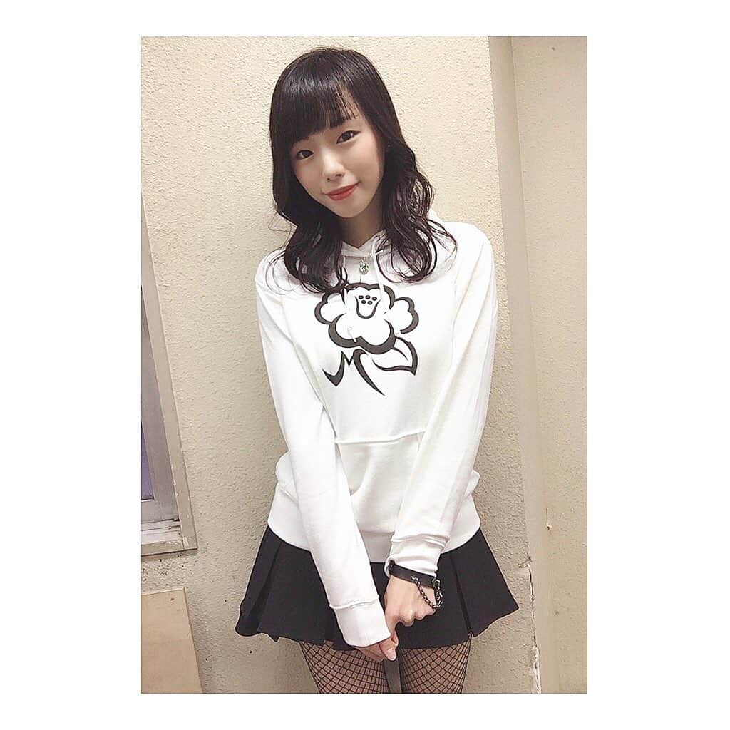 波妃美咲のインスタグラム：「上野水上野外ステージありがとうございました🎙 野外だったので椿パーカー着ました💗 寒い中来て下さりありがとうございました🙏✨  #SeedSPISTIL #アイドル #上野水上野外ステージ  #椿パーカー #ミニスカ #網タイツ　 #ロックアイドル」