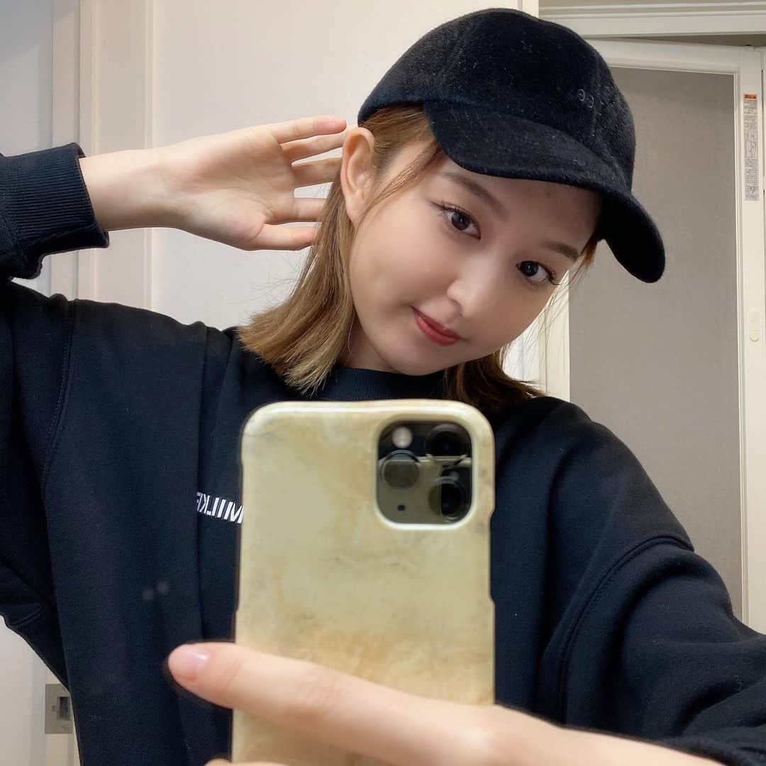 のインスタグラム：「. りこが前髪伸ばしてるの見て 自分も伸ばしたいな〜思って 伸ばしてみてる（＾∇＾） けどちゃんと伸び切った事は ないのであんまり 期待しないでね〜ははは〜 伸びかけアレンジ探さないとな〜 #りかりこ #双子 #ファッション #コーデ #私服 #ブラックコーデ #fashion #cordinate #ootd #make」