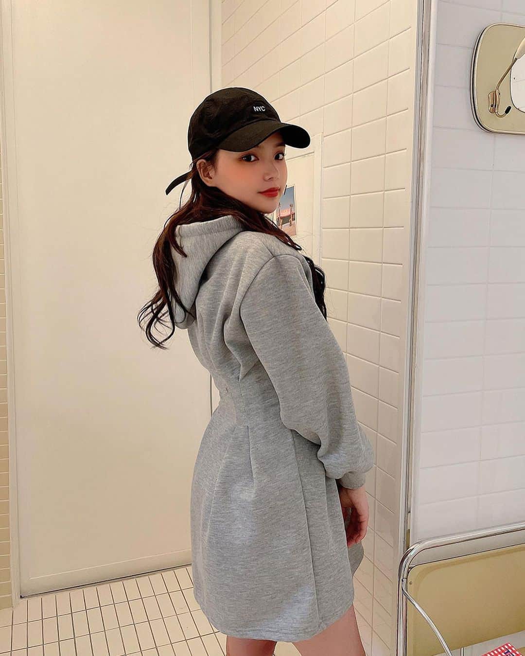 Chuuのインスタグラム：「주말은 요렇게 편한 후드 미니 원피스 하나로 버티기❤️  허리 라인을 강조해주는 핀턱 라인과 A라인의 실루엣으로 허리는 슬림해보이고 다리는 길어보이는~ 집 앞 카페도 요 원피스 하나만 호다닥 갈아입고 모자쓰면 스타일리쉬한 꾸안꾸룩😊  #chuu#츄#데일리룩#꾸안꾸룩#좋아요#코디추천」