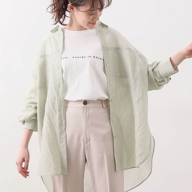 のインスタグラム：「🌟21SS NEW ITEMS   先行予約の新作アイテムをご紹介！  ✔︎ 【選べる着丈】シアービッグシャツ  ¥4,400(税込)  抜き襟でこなれ感たっぷりに着こなしたい、シアーなロングシャツ♪  着丈が選べる2サイズ展開なので、お好み合わせてチョイス可能◎  ------------------------------------------------  ▶︎公式オンラインショップJ'aDoRe JUN ONLINEでは新作商品&PRE ORDERアイテムをご覧になれます！﻿ ﻿ お買い物を是非お楽しみください♪﻿ ﻿ #ViS#ビス#2021#SS#preorder #春夏#先行予約#fashion#vis_jp#instafashion#今日のコーデ#きょこ#プチプラ#プチプラコーデ#スタイリング#ファッション#カジュアル#お家時間#トレンド服#大人っぽい」