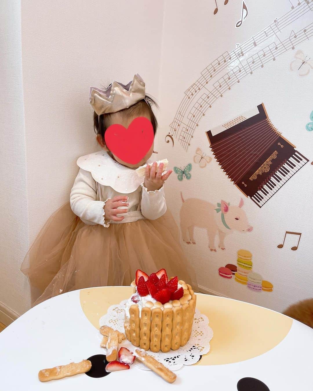 水野佐彩さんのインスタグラム写真 - (水野佐彩Instagram)「・ 先日 娘が1歳になりました🎂 風邪ひとつひかず 本当に健康に元気にすくすく！ 天真爛漫という言葉がぴったりに育ってくれました。 ありがとう❤️  さて。お祝いの内容ですが Amazonのウォールステッカーと ひろちゃんのバルーンで飾り付けをして🎈 そしてスマッシュケーキは手作りしました🎂 (苺やらクッキーでお腹を満たしてほぼスマッシュしなかった娘w) パパからは薔薇の花束をもらっていたよ🌹 ○○に最初に花束をあげたのは俺だ！と言っていました。笑 (未来のメンズたちに対抗意識がすでにあるパパw) プレゼントはD-bike miniにしましたが まだ乗れない感じなのでしまってあります🚲  おめでとうって言葉もお誕生日も まだ理解していないとは思いますが 特別な日なんだって感じてはいた様子👶🏻 1歳になる数日前から 行きたいところがあればそこまでテクテク歩くようになり ママ パパ バイバイ わんわん はーい!とおしゃべりをし 素敵なものを見た時は "わぁ🥰"と言うように。 その度に抱きしめてしまうほど愛おしいです。  娘のおかげで私は毎日がスペシャルになりました。 生まれてきてくれてありがとう😊  そして私にまで花束をくれた旦那さん。 1年間本当にありがとうって言ってくれた💐 こちらこそありがとうだよ、、 わたしの急降下ジェットコースターメンタルに 1年もよくグッと堪えて付き合ってくれたなと思う。 鬼のような形相の時もあっただろうな。 1年経ってだいぶ落ち着いてきましたが 自分のメンタルに振り回されていた日も少なくなくて。 訳もわからず泣いていたこともあったなあ。 この1年の娘の写真を見返して泣いている旦那さんの姿を見て この人と結婚してよかったと改めて思いました。 はじめてのことだらけで 喧嘩も多かったけど。 もともと喧嘩たくさんしてきたけど。笑 これからも最強のパートナーでいてほしいな。  あ 惚気になってしまった🤣ww 兎にも角にも 無事お祝いできて一安心です😊❤️ これからもすくすく 娘のペースで大きくなーれ❤️  #1歳お誕生日 #スマッシュケーキ #スマッシュケーキ手作り  #ウォールステッカー #お誕生日会」1月17日 19時45分 - saaya_mizuno