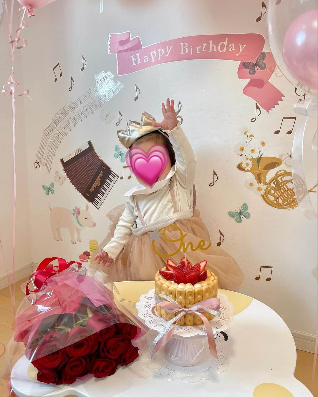 水野佐彩さんのインスタグラム写真 - (水野佐彩Instagram)「・ 先日 娘が1歳になりました🎂 風邪ひとつひかず 本当に健康に元気にすくすく！ 天真爛漫という言葉がぴったりに育ってくれました。 ありがとう❤️  さて。お祝いの内容ですが Amazonのウォールステッカーと ひろちゃんのバルーンで飾り付けをして🎈 そしてスマッシュケーキは手作りしました🎂 (苺やらクッキーでお腹を満たしてほぼスマッシュしなかった娘w) パパからは薔薇の花束をもらっていたよ🌹 ○○に最初に花束をあげたのは俺だ！と言っていました。笑 (未来のメンズたちに対抗意識がすでにあるパパw) プレゼントはD-bike miniにしましたが まだ乗れない感じなのでしまってあります🚲  おめでとうって言葉もお誕生日も まだ理解していないとは思いますが 特別な日なんだって感じてはいた様子👶🏻 1歳になる数日前から 行きたいところがあればそこまでテクテク歩くようになり ママ パパ バイバイ わんわん はーい!とおしゃべりをし 素敵なものを見た時は "わぁ🥰"と言うように。 その度に抱きしめてしまうほど愛おしいです。  娘のおかげで私は毎日がスペシャルになりました。 生まれてきてくれてありがとう😊  そして私にまで花束をくれた旦那さん。 1年間本当にありがとうって言ってくれた💐 こちらこそありがとうだよ、、 わたしの急降下ジェットコースターメンタルに 1年もよくグッと堪えて付き合ってくれたなと思う。 鬼のような形相の時もあっただろうな。 1年経ってだいぶ落ち着いてきましたが 自分のメンタルに振り回されていた日も少なくなくて。 訳もわからず泣いていたこともあったなあ。 この1年の娘の写真を見返して泣いている旦那さんの姿を見て この人と結婚してよかったと改めて思いました。 はじめてのことだらけで 喧嘩も多かったけど。 もともと喧嘩たくさんしてきたけど。笑 これからも最強のパートナーでいてほしいな。  あ 惚気になってしまった🤣ww 兎にも角にも 無事お祝いできて一安心です😊❤️ これからもすくすく 娘のペースで大きくなーれ❤️  #1歳お誕生日 #スマッシュケーキ #スマッシュケーキ手作り  #ウォールステッカー #お誕生日会」1月17日 19時45分 - saaya_mizuno