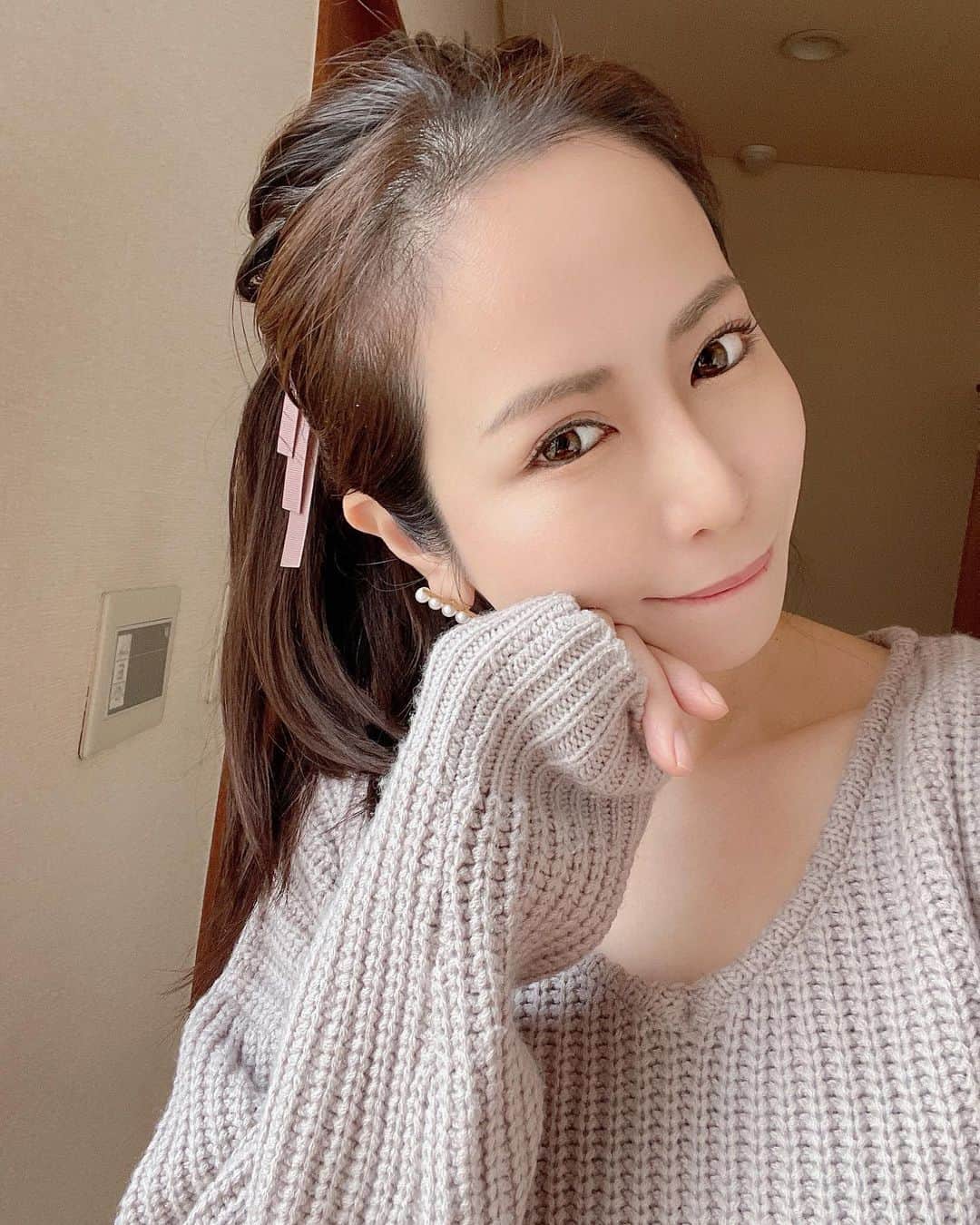 のインスタグラム：「好評だったポニテ🐰 本当は前髪作りたいけど可愛くキープするの大変そうだから、それはしない笑 . . #ポニーテール #ポニテ #ニットコーデ #アラサーコーデ #アラサー女子 #可愛くなりたい #りぼん #リボンアレンジ #前髪なし #オールバック #オールバックポニーテール  #結ぶだけ #簡単ヘア #簡単ヘアセット」