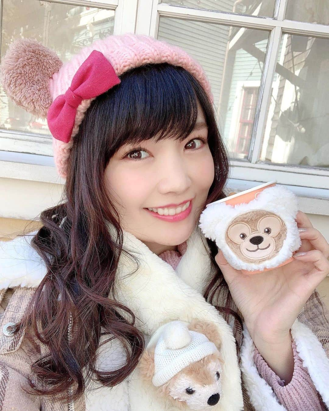 浅井麻里さんのインスタグラム写真 - (浅井麻里Instagram)「🧸💕🧸💕﻿ ﻿ ダッフィーだらけ❤️﻿ (ニット帽はシェリーメイだけど🧸)﻿ ﻿ ダッフィーのスリーブ可愛い💕﻿ あったかいドリンク…にみせかけて、﻿ この時はナゲットのカップにつけてる♬😋笑﻿ ﻿ ﻿ この前、湘南美容クリニック池袋東口院で﻿ ダーマペン＆ベビースキンを受けてきたよー💕﻿ ﻿ 極細針で肌に微細な穴を開けて、﻿ 有効成分を浸透させたり、﻿ 肌本来の自然治癒力を引き出して﻿ 肌の生まれ変わりを促したりするの✨💆‍♀️﻿ ﻿ 場所によってちょっと痛みあるけど、﻿ 麻酔してもらえるから全然大丈夫だし、﻿ 直後は赤み出るけど2日くらいで落ち着いた♬﻿ 肌のハリが出てモチモチになって嬉しい❤️☺️﻿ ﻿ ミスター慶應医学部✨の﻿ あきよし先生 @sbc_akiyoshi は、﻿ 患者さんにやる手術はまず全部自分が﻿ 受けるようにしてるらしい！😳✨﻿ 整形についてすごく詳しいし、﻿ 実際に受けた経験がある先生って﻿ 更に信頼できるよね✨﻿ ﻿ また今度手術受けるらしいから、﻿ イケメンなのがきっと更にイケメンに…✨﻿ また次お会いする時が楽しみ♬😊笑﻿ ﻿ 今回もありがとうございました💕﻿ ﻿ ﻿ #湘南美容#湘南美容クリニック#湘南美容クリニック池袋東口院#池袋#池袋東口院#二重整形#埋没法#フォーエバー二重術#ミスター慶應#ミスター慶応#美容垢#ディズニーシー#disneysea#duffy」1月17日 19時56分 - mari_asai_625