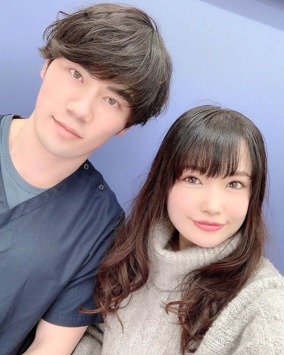 浅井麻里さんのインスタグラム写真 - (浅井麻里Instagram)「🧸💕🧸💕﻿ ﻿ ダッフィーだらけ❤️﻿ (ニット帽はシェリーメイだけど🧸)﻿ ﻿ ダッフィーのスリーブ可愛い💕﻿ あったかいドリンク…にみせかけて、﻿ この時はナゲットのカップにつけてる♬😋笑﻿ ﻿ ﻿ この前、湘南美容クリニック池袋東口院で﻿ ダーマペン＆ベビースキンを受けてきたよー💕﻿ ﻿ 極細針で肌に微細な穴を開けて、﻿ 有効成分を浸透させたり、﻿ 肌本来の自然治癒力を引き出して﻿ 肌の生まれ変わりを促したりするの✨💆‍♀️﻿ ﻿ 場所によってちょっと痛みあるけど、﻿ 麻酔してもらえるから全然大丈夫だし、﻿ 直後は赤み出るけど2日くらいで落ち着いた♬﻿ 肌のハリが出てモチモチになって嬉しい❤️☺️﻿ ﻿ ミスター慶應医学部✨の﻿ あきよし先生 @sbc_akiyoshi は、﻿ 患者さんにやる手術はまず全部自分が﻿ 受けるようにしてるらしい！😳✨﻿ 整形についてすごく詳しいし、﻿ 実際に受けた経験がある先生って﻿ 更に信頼できるよね✨﻿ ﻿ また今度手術受けるらしいから、﻿ イケメンなのがきっと更にイケメンに…✨﻿ また次お会いする時が楽しみ♬😊笑﻿ ﻿ 今回もありがとうございました💕﻿ ﻿ ﻿ #湘南美容#湘南美容クリニック#湘南美容クリニック池袋東口院#池袋#池袋東口院#二重整形#埋没法#フォーエバー二重術#ミスター慶應#ミスター慶応#美容垢#ディズニーシー#disneysea#duffy」1月17日 19時56分 - mari_asai_625