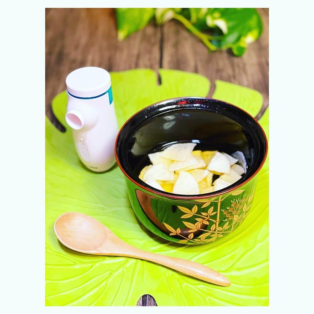 元木行哉のインスタグラム：「乾燥してますね〜😣﻿ 大事な喉のメンテナンス攻防戦。﻿ 教えてもらった「大根はちみつ」作ってみました。とっても良い👍👍﻿  そして携帯加湿器。﻿醤油さしではありません。 画的にはなんだこの組み合わせ笑﻿ ﻿ 風邪やウイルスも喉から来ますからね。﻿ 皆さんもお気をつけて！﻿ ﻿ #大根はちみつ #乾燥対策ありますか #喉ケア #stayhome #staysafe #enjoyhome #予防 #コロナに負けるな」