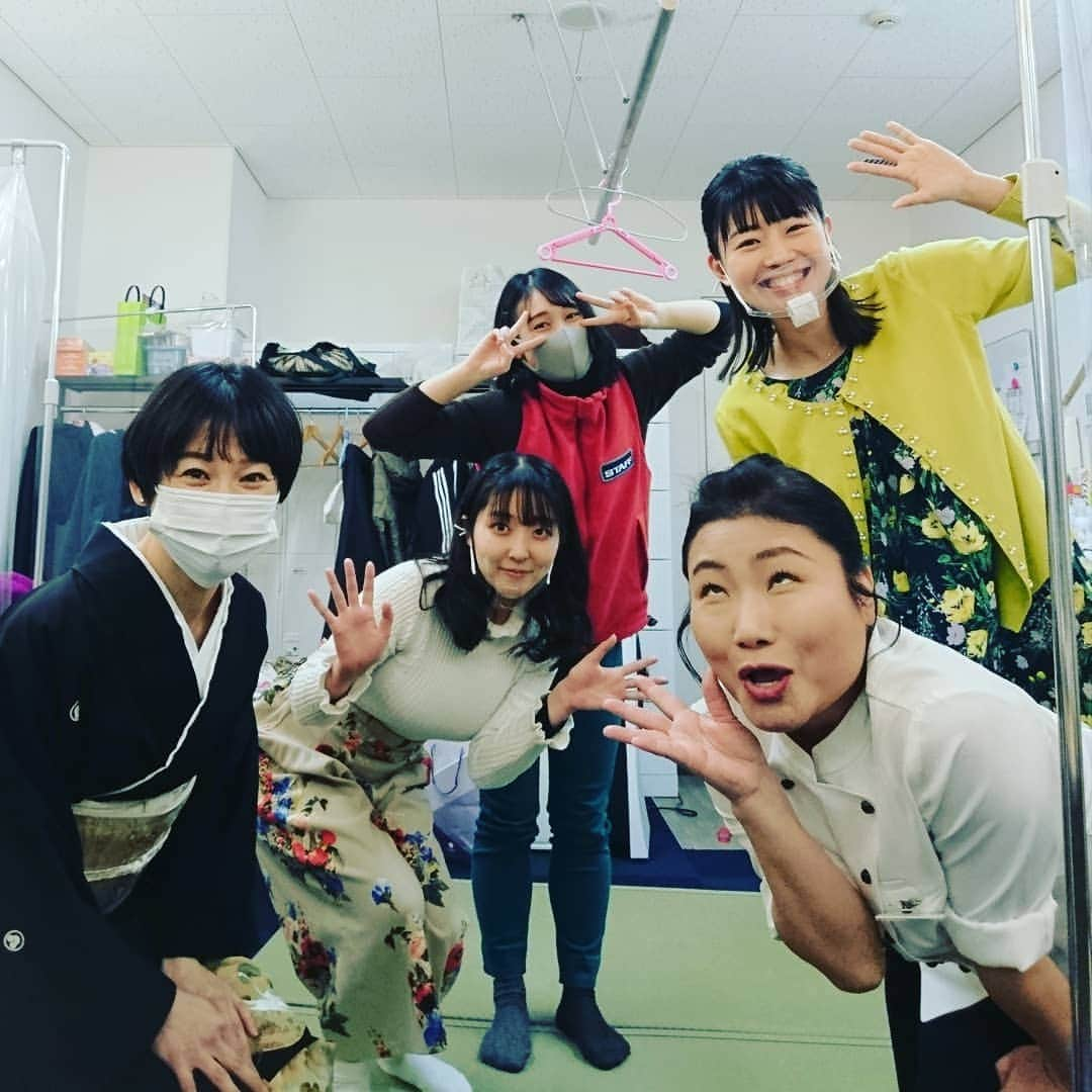 高橋靖子さんのインスタグラム写真 - (高橋靖子Instagram)「楽屋の様子〜😄✋ 鮫島先生のもと、若手の佐藤美優ちゃんと、咲方響ちゃんが、私の着物の着付けを手伝ってくれてます〜👍 #吉本新喜劇 #よしもと新喜劇 #新喜劇 #よしもと  #NGK #なんばグランド花月  #osaka #namba」1月17日 19時49分 - oyasupororo