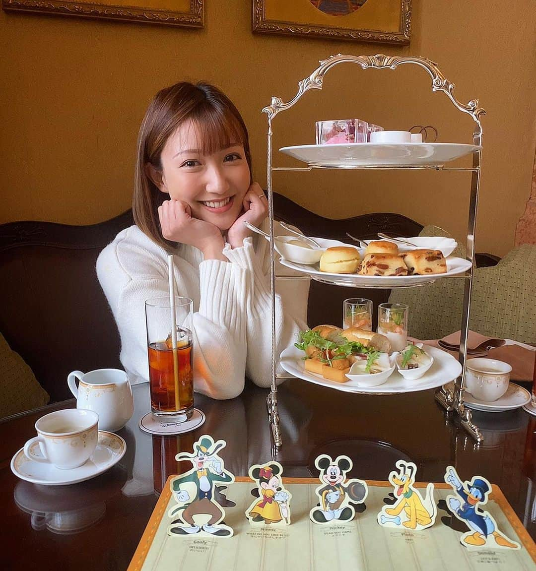 友稀サナのインスタグラム：「家族でアフタヌーンティー🫖🍴 . ママの趣味に付き合ってくれる我が家の優男達(もはや強制)🐣ありがとう💋 . インスタ映え女子の投稿でよく見る3段のやつ〜📸🐵‼ ️(名前なんや) 我が家は基本的に甘い物を摂取しないので普段スイーツとは縁がないのですが🤣 今回はオカズ系が多くて大満足🙈💓 . そして本日で息子も生後11ヶ月を迎えました🐥🌈 10ヶ月を迎えてすぐに何もない所でスッと立ち上がり 「えっ立ってね…？！🦉」と、驚いたと思えばすぐに ヨチヨチ1歩、2歩と歩き始めたので急いでファーストシューズを用意しました👟🐒 なので最近は歩きたがって仕方ないので大人しくベビーカーに乗ってくれず…🤣 ますます目が離せない毎日ですが、この着実に成長してる姿がなんとも感慨深く愛おしい…🥲✨✨✨ 来月はお誕生日🎉🧸 1年ってあっという間だ…🤭🤭🤭 . . . #ディズニーランドホテル  #ランホ#アフタヌーンティー #ドリーマーズラウンジ  #家族の時間#趣味の時間  #赤ちゃん連れディズニー  #東京ディズニーリゾート  #東京ディズニーランドホテル  #妊娠8ヶ月#年子妊娠中 #第二子妊娠中#マタニティライフ  #ぷんにー#ぷんにーらいふ  #新米ママ#新米ママと繋がりたい  #明日はパーク #今日も良い日だ」