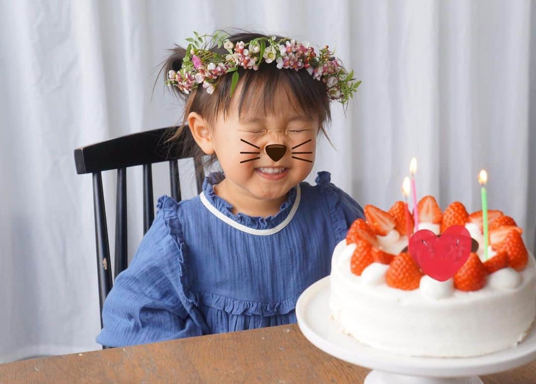 鈴木あすなのインスタグラム：「娘3歳の誕生日。 . この先ずっと食べ続けてほしい和食料理をテーマにお料理を作りました。 . 丁寧に出汁をとったり、蒸し器を使って有機野菜をじっくり蒸したり。 . 三つ子の魂百まで。素朴なお料理ばかりだけど、大人になってからも思い出して食べてもらいたいなーと思って。そんな母から伝えたい料理。 . きっと唐揚げのが喜ぶけどね。ごめんね。笑 娘のためというより自分のためだと途中から気づいた。 ゆっくり料理させてくれたパパに感謝。 . 大好きな先生のvegan料理の復習も兼ねて。 野菜はほとんど @mamenolab のもの。 本当に美味しい〜 . ●メニュー ・蒸し野菜のオーブン焼き ・旬野菜のおひたし ・紅芯大根と柑橘の浅漬け ・かぶのくたくた煮 ・だし巻き卵 ・自家製厚揚げ ・自家製みそのお味噌汁 ・たいそぼろごはん ・いちご大福 . いつもたくさん食べてくれる娘。自分が収穫した人参だー！と、喜んでお野菜もたくさん食べてくれました🥰 . 花かんむりはいつもお花をお願いしている、 @atelier_mokara ♡ . . #3歳誕生日#良い子の日」