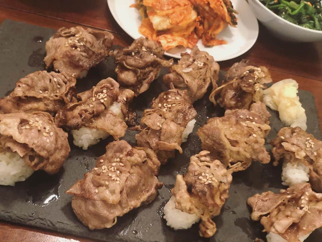 秋葉里枝さんのインスタグラム写真 - (秋葉里枝Instagram)「#고기초밥 💕 주말 식사는 미역국 말고 특별하게 🥰 - 에바언니 @evapopiel 공구로 구매한 #고기초밥🍣  고소한 우겹살에 달콤한 소스랑 와사비가 어울려져 너무 맛있었어요!」1月17日 19時52分 - rie_akiba