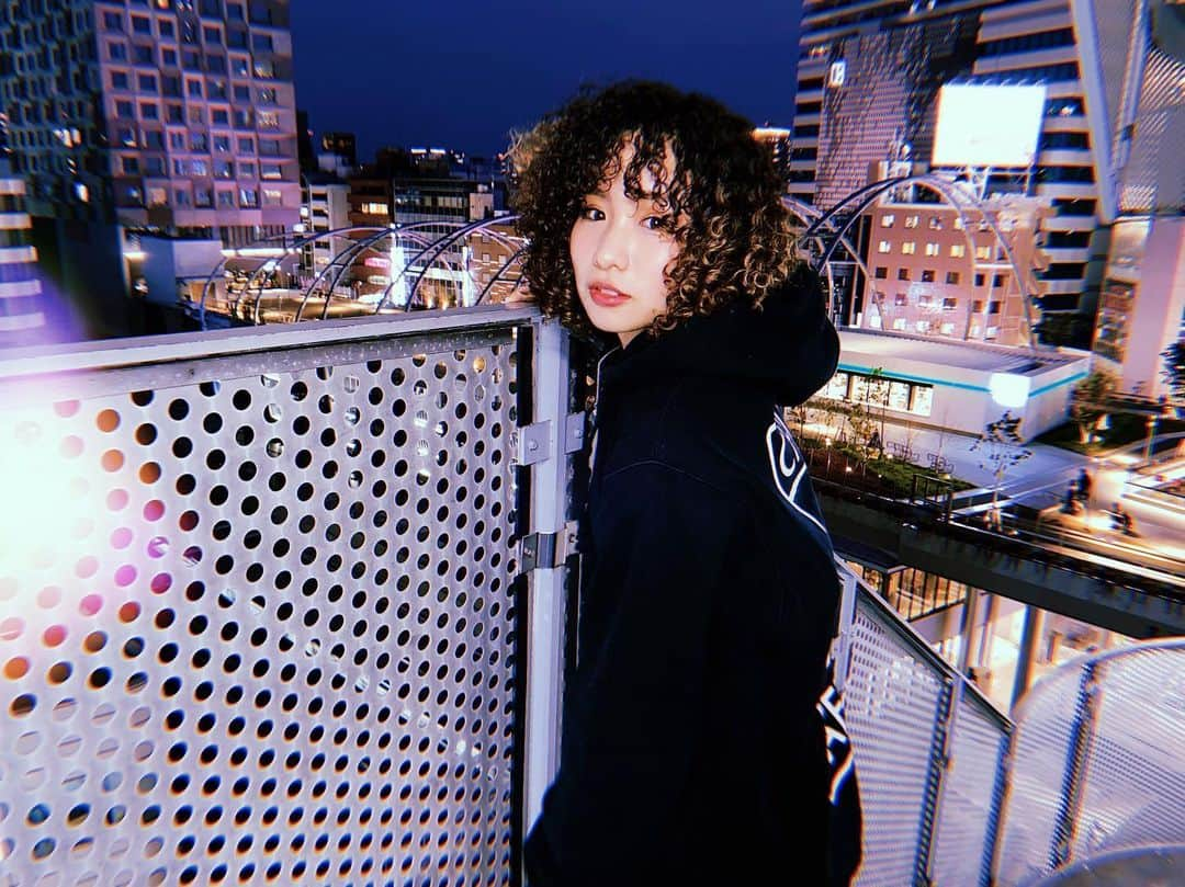 KAEDE さんのインスタグラム写真 - (KAEDE Instagram)「👩🏽‍🦱🤘🏾  #streetstyle #streetfashion #street #streetwear #streetgirl #ハワイアンジュエリー#スパイラルパーマ #スパイラル #spiralperm #パーマ #でんでんの今日の私服　 #ストリート系女子 #ストリートファッション　#ストリートコーデ　 #カジュアル #カジュアルコーデ 　#オーバーサイズ　#asianzdancers #メンズライク」1月17日 19時53分 - chu_z_kaede