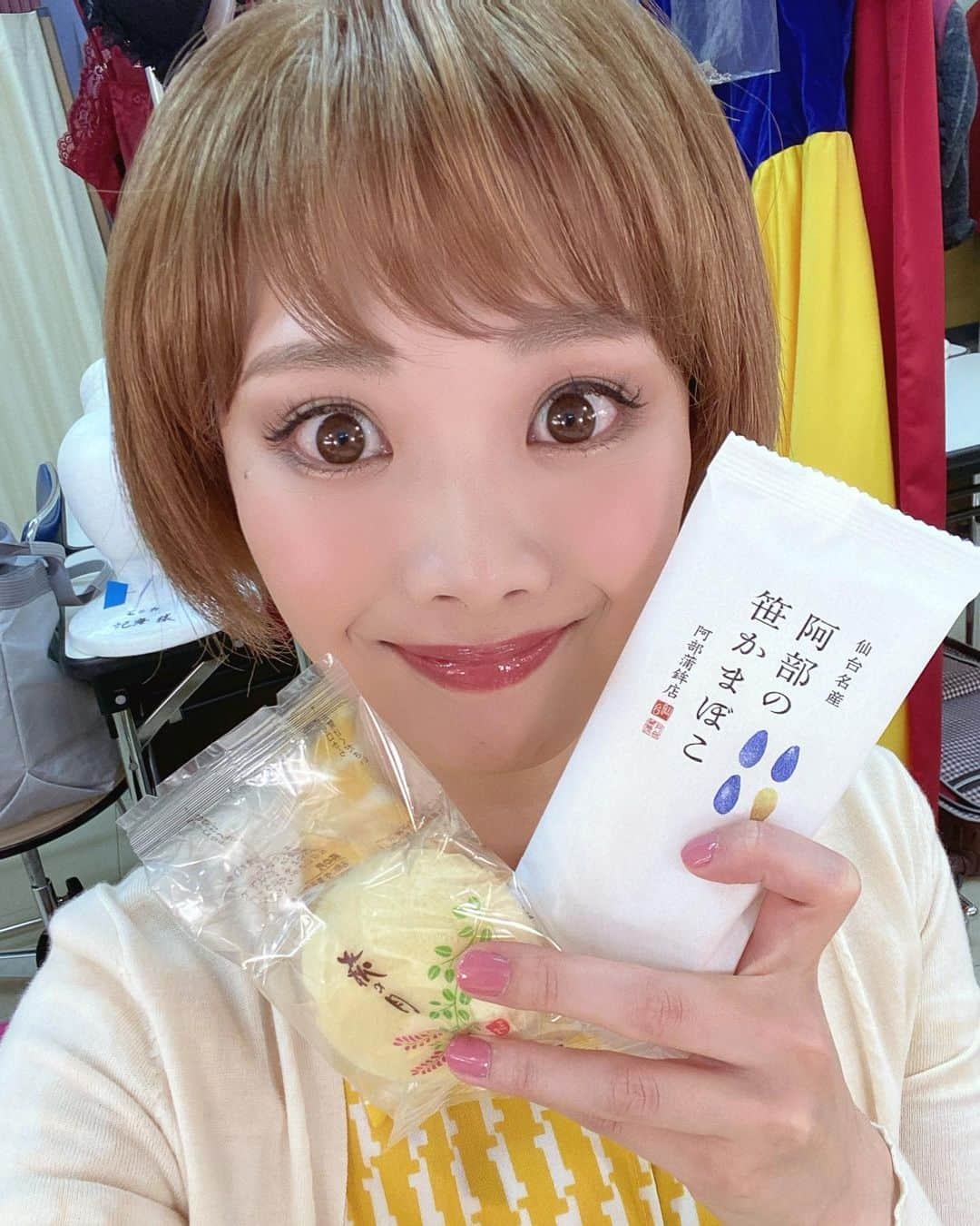 妃海風さんのインスタグラム写真 - (妃海風Instagram)「. . チョコレートドーナツ 仙台公演 ありがとうございました🍩😊✨ . また改めて、いつかゆっくり 仙台を訪れたいですっ 牛タンたらふく食べに、またいけますように‼️🐮✨ . #チョコレートドーナツ #仙台 #ありがとうございました #笹かま #萩の月 #こちらもさいこーやね」1月17日 19時54分 - fuhinami_official