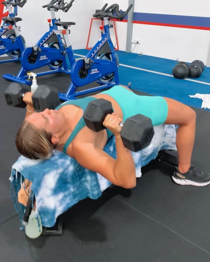 フェリシティー・パルマティアーのインスタグラム：「I've loved my nomadic lifestyle over the years but have always been dreaming of a time when I could implement a serious exercise routine and start to see proper results.   The last 3-4 months I've been training @f45_training_margaretriver and have seen just that. I love that every session is a functional full body workout designed to build strength and endurance.   Absolutely loving working at being the best version of myself both mentally and physically 💕 also pretty pretty excited at my shoulder press PB of 17.5kgs... coming for that 20kg! 💪🏽  Here's a little dump of my fav upper body exercises」