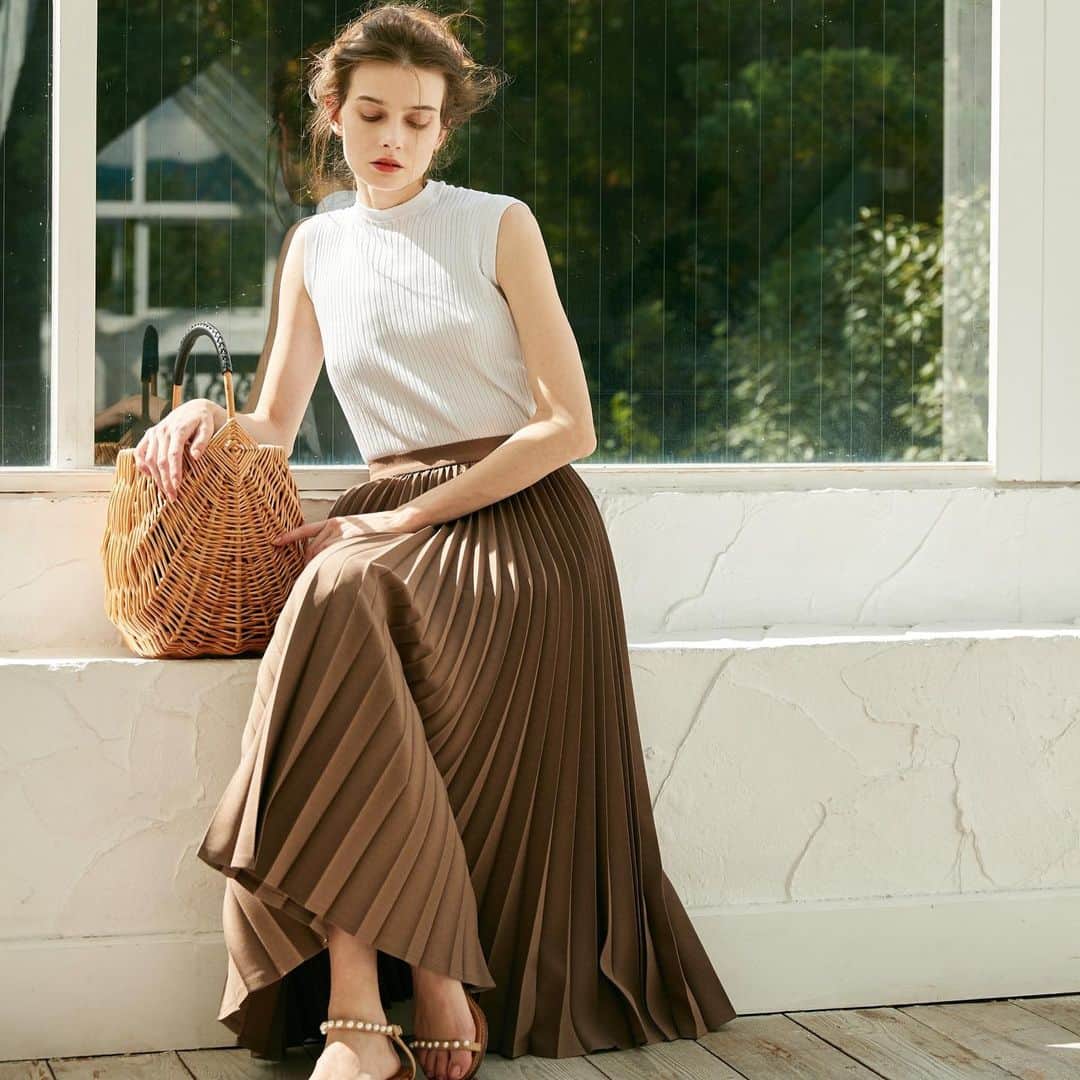 Tsuru by Mariko Oikawaのインスタグラム：「2月入荷予定♪ 2021 spring collection.  Francesca/COCOA ¥36,000+tax  Shaclton/BLACK ¥12,000+tax  Voyage/BEIGE ¥22,000+tax  大人気のプリーツスカートには新色のCOCOAカラーが新登場♪ 落ち着いたカラーでリュクスなスタイリングの完成◎  #tsuru #tsurubymarikooikawa #2021ss #skirt」