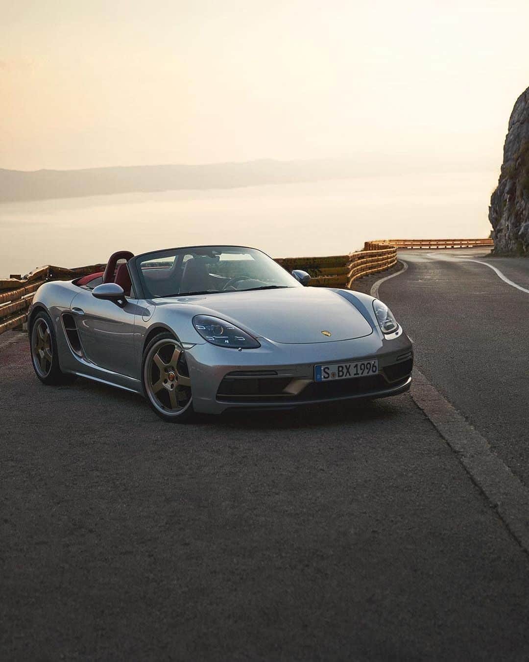 Porscheさんのインスタグラム写真 - (PorscheInstagram)「Why count the curves behind you when you can look towards the new ones ahead? The limited edition Boxster 25 years sticks to its roots, and then drives them forwards.  Link in bio. __ Boxster 25 years: Fuel consumption combined: 10,9 - 10,1 km; CO2 emissions combined: 247 - 230 g/km I https://porsche.click/DAT-Leitfaden I Status: 01/2021」1月17日 19時58分 - porsche
