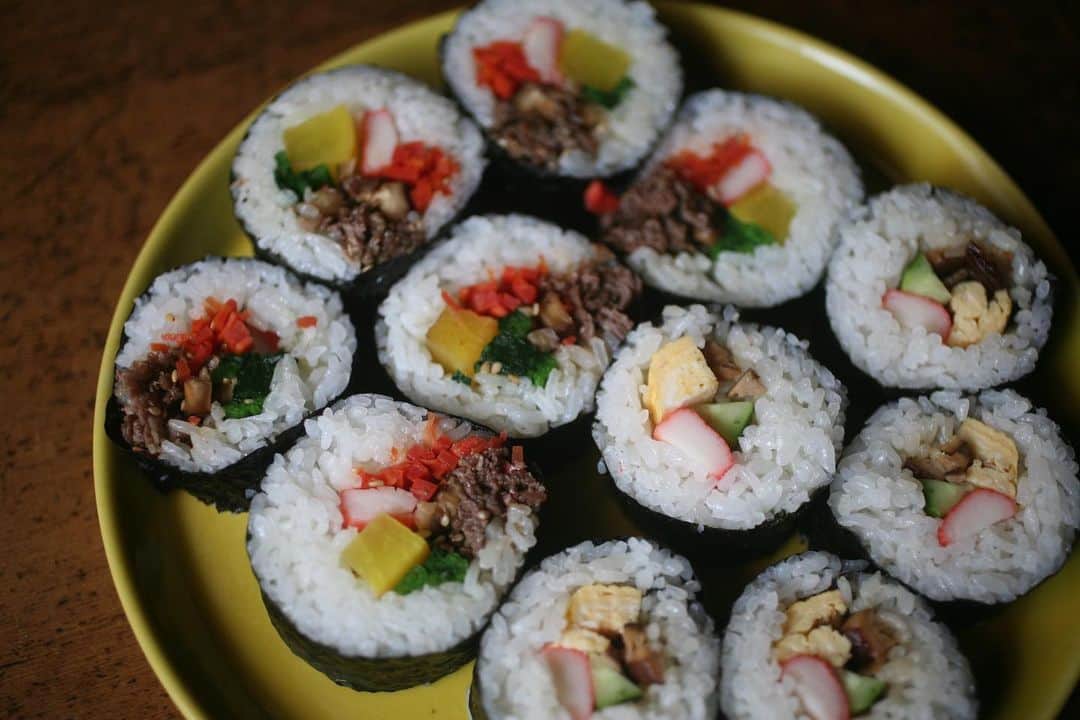 職人.comさんのインスタグラム写真 - (職人.comInstagram)「木屋の寿司巻きで、日本の太巻き、韓国のキンパ、アメリカのカリフォルニアロールの3種類を作ってみました。松屋漆器店の白木塗重箱に詰めれば、ピクニックやお花見などのイベントでも食べやすいフィンガーフードとして活躍してくれそうです。  木屋　寿司巻き https://www.shokunin.com/jp/kiya/sushimaki.html 松屋漆器店　白木塗二段重 https://www.shokunin.com/jp/matsuya/ HASAMI　プレート https://www.shokunin.com/jp/hasami/plate.html  参考資料： https://lee.hpplus.jp/column/1448814/ https://www.angsarap.net/2018/04/30/california-maki/ https://park.ajinomoto.co.jp/recipe/card/705922/ @shokunincom  #職人ドットコム #京都市 #キッチン用品 #調理道具 #料理道具 #台所道具 #手仕事 #暮らしの道具 #暮らしを楽しむ #工芸品 #民芸 #民藝 #器のある暮らし #焼き物 #木屋 #木屋の寿司巻 #日本橋木屋 #松屋漆器店 #マルヒロ #波佐見焼 #寿司巻き #すし巻き #すだれ #まきす #巻きす #巻き簾 #太巻き #カリフォルニアロール #キンパ #キンパブ」1月17日 19時58分 - shokunincom