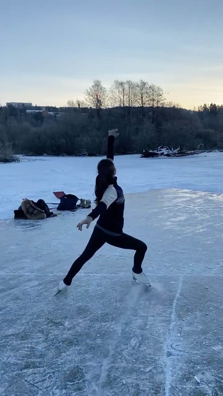 カミラ・ヤシェムのインスタグラム：「Få ting gir meg like stor frihetsfølelse som det å gå på skøyter ⛸   Music: Lewis Capaldi 🥰   •  •  • #østensjøvannet #skating #lake #lakeskating #figureskating #lewiscapaldi #nature #sport #ice #iceskating #dance #passion #freedom #iceskating #norway #oslo」