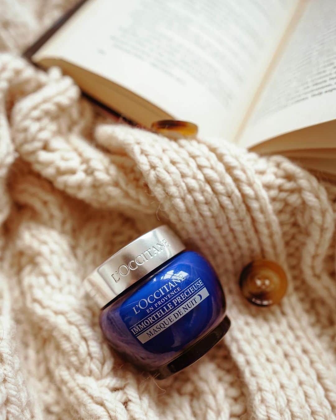 ロクシタンのインスタグラム：「Reading is to the mind what exercise is to the body – Joseph Addison⁣ ⁣ Enjoy a mental workout and lose yourself in a great read this Sunday. Not one to keep up with books? Start an online book club with friends and see how many you can read in 2021! ✨⁣ ⁣ Add a L’Occitane face mask for a truly relaxing experience. ⁣ What are you reading at the moment? 💬 Tell us in the comments. ⁣ ⁣ Image credit 📸: @lucievrz #SelfcareSunday #Bookclub #relax #facemask #reading #LOccitane」